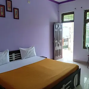 Varuna Palace , Near Mandir & Ghat's Hotel
